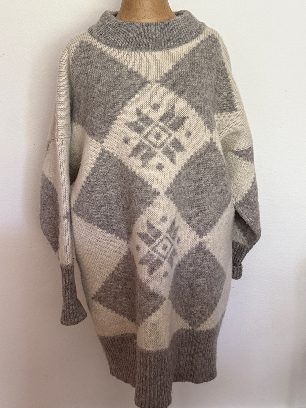 Hilda Ltd sz L Icelandic Gray & Cream Patterned Knit Sweater 24”x32”L covers bum
